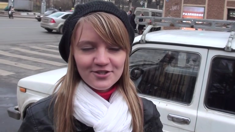 Blonde goes for risky outdoor blowjob
