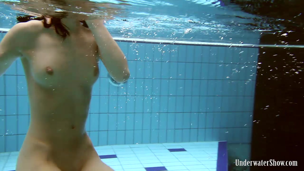 UnderwaterShow Video: Vera in the pool