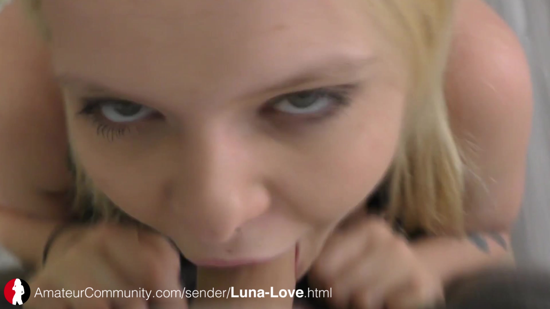 Blonde Luna mit fetten Titten und Tattoos
