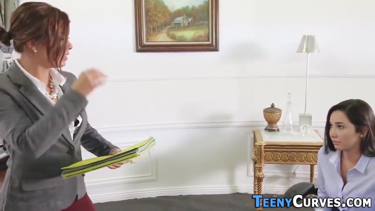 teen 18+ Tastes Les Booty