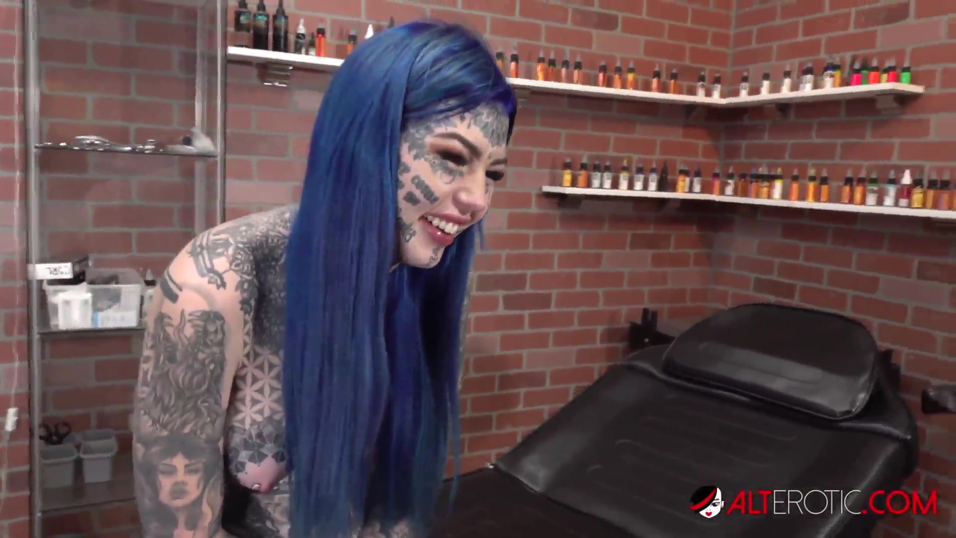 Amber Luke Gets Her Nose Tattooed!