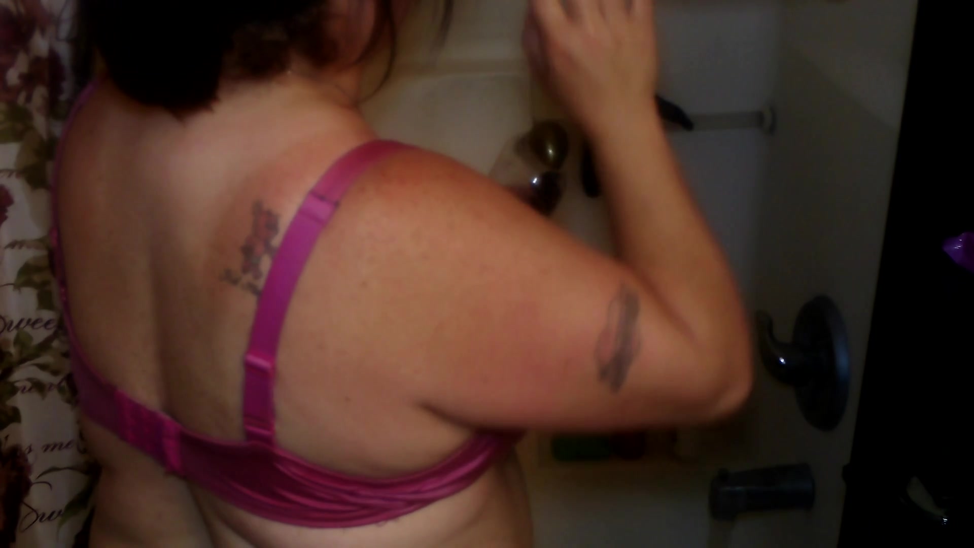Sexy Bbw Showers With Her New Vibrator - Sexynebbw