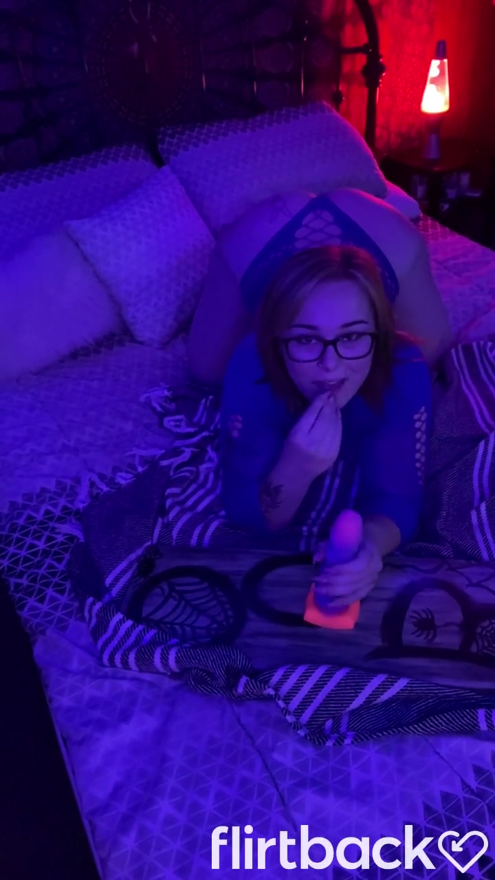 Cock sucking lessons with dildo