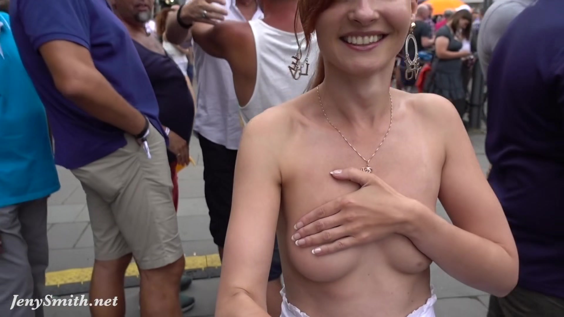 JENY SMITH FLASHING HER PERFECT TITS TO STRANGERS ON THE STREET