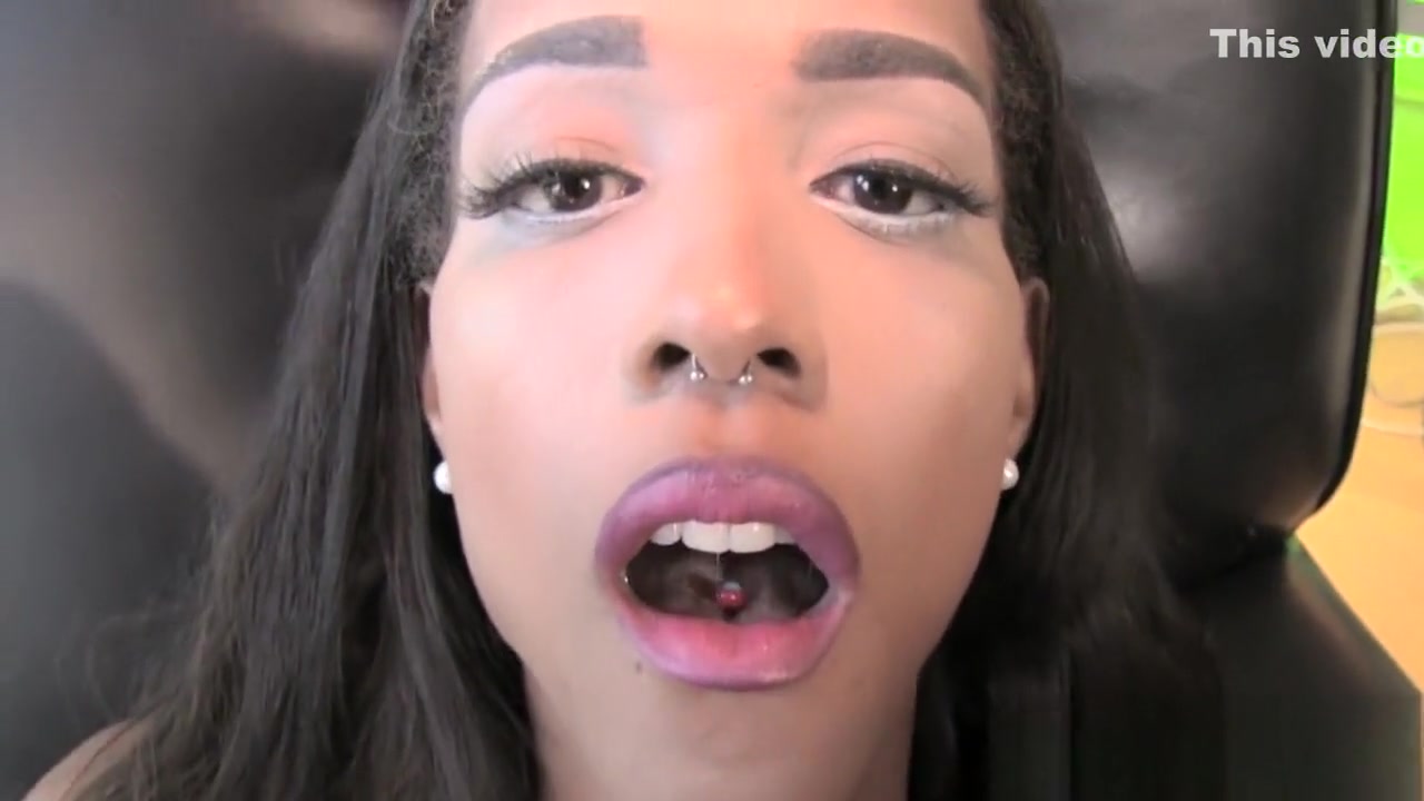 Stunning black trans with bigcock tugs solo