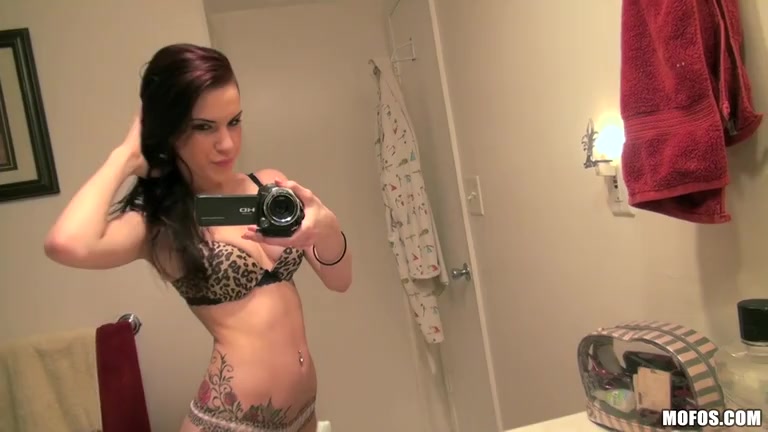 Awesome tattooed girlfriend gets fucked in this amateur porn vid