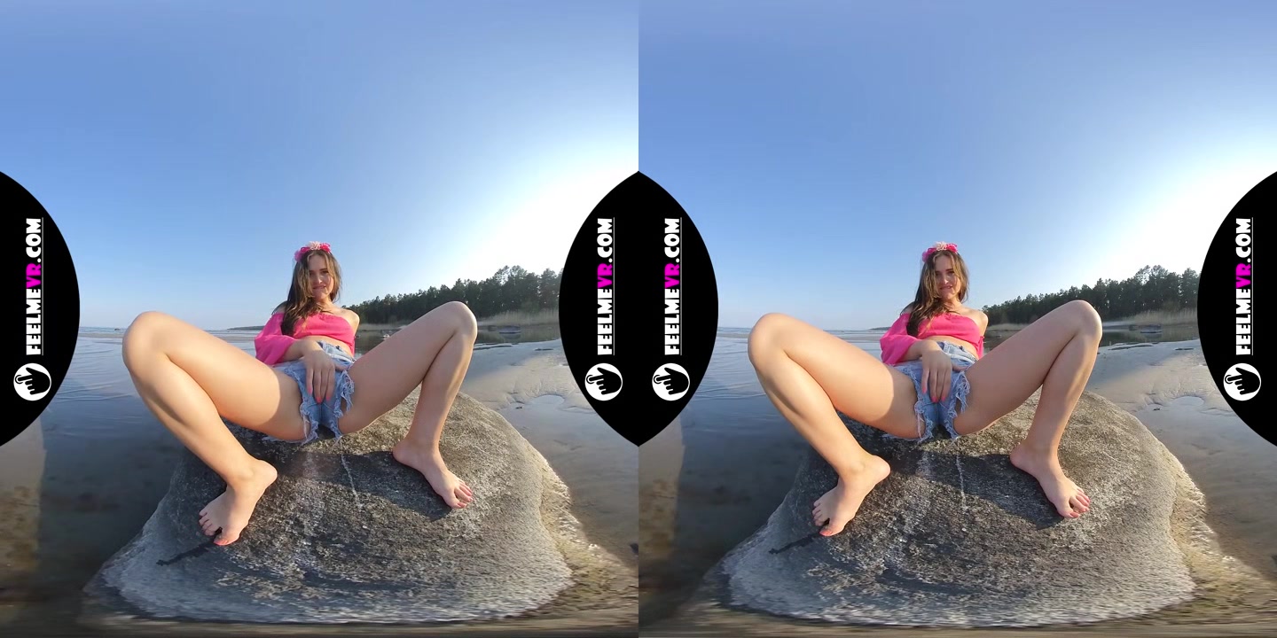 Gabby Bella Masturbates With 4fingers On The Beach - FeelMeVR