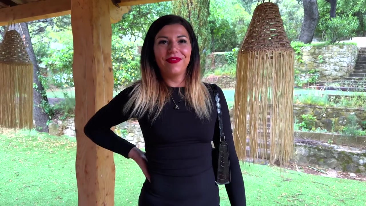 Lily Alix provides first aid in her own way... - Jacquie et Michel TV