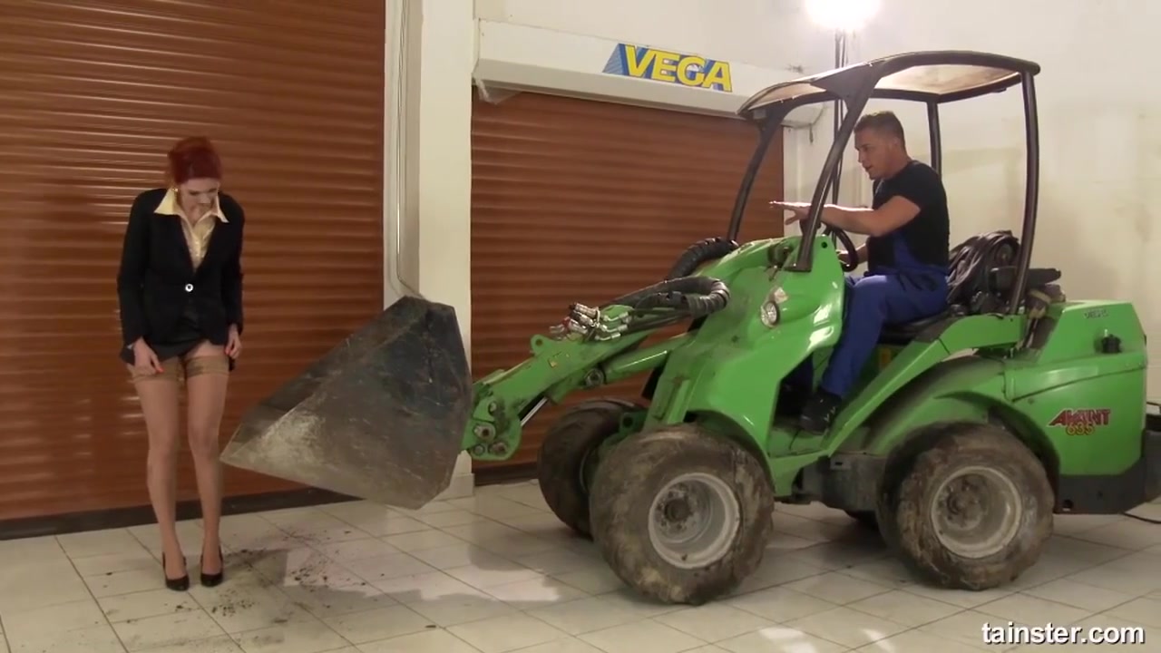 He Cleans His Machine Then Fucks The Secretary