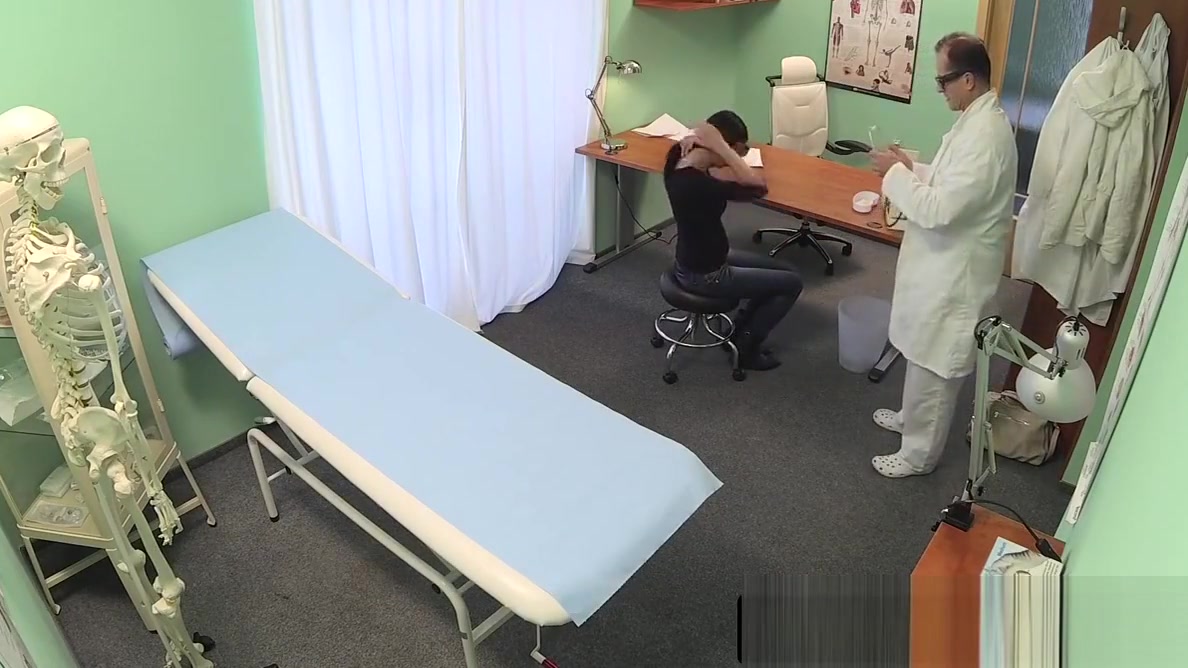 Amateur eurobabes ass gets jizzed by fake doc