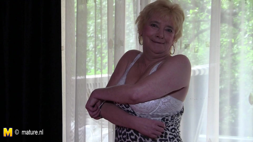 This Mature Lady Loves To Play In The Buff - MatureNL