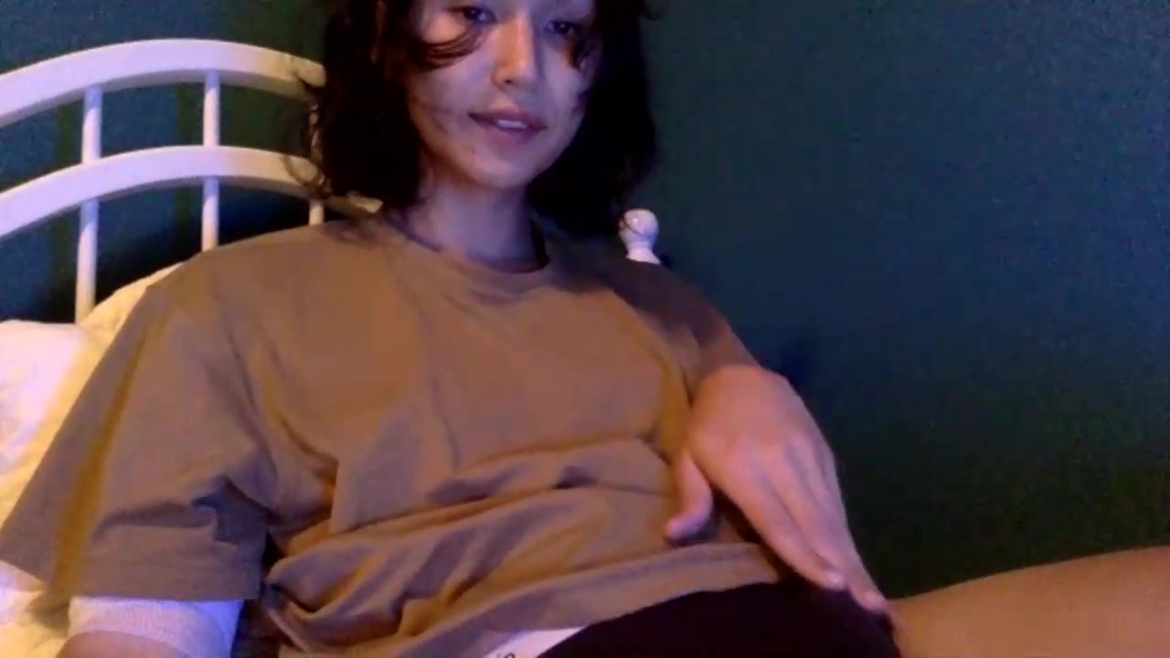 Slutty Sarah SeaSol playing with herself back in her old bedroom again