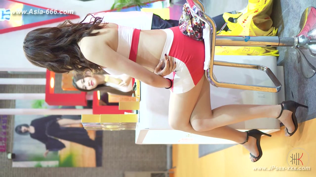 Chinese model in sexy lingerie show.8