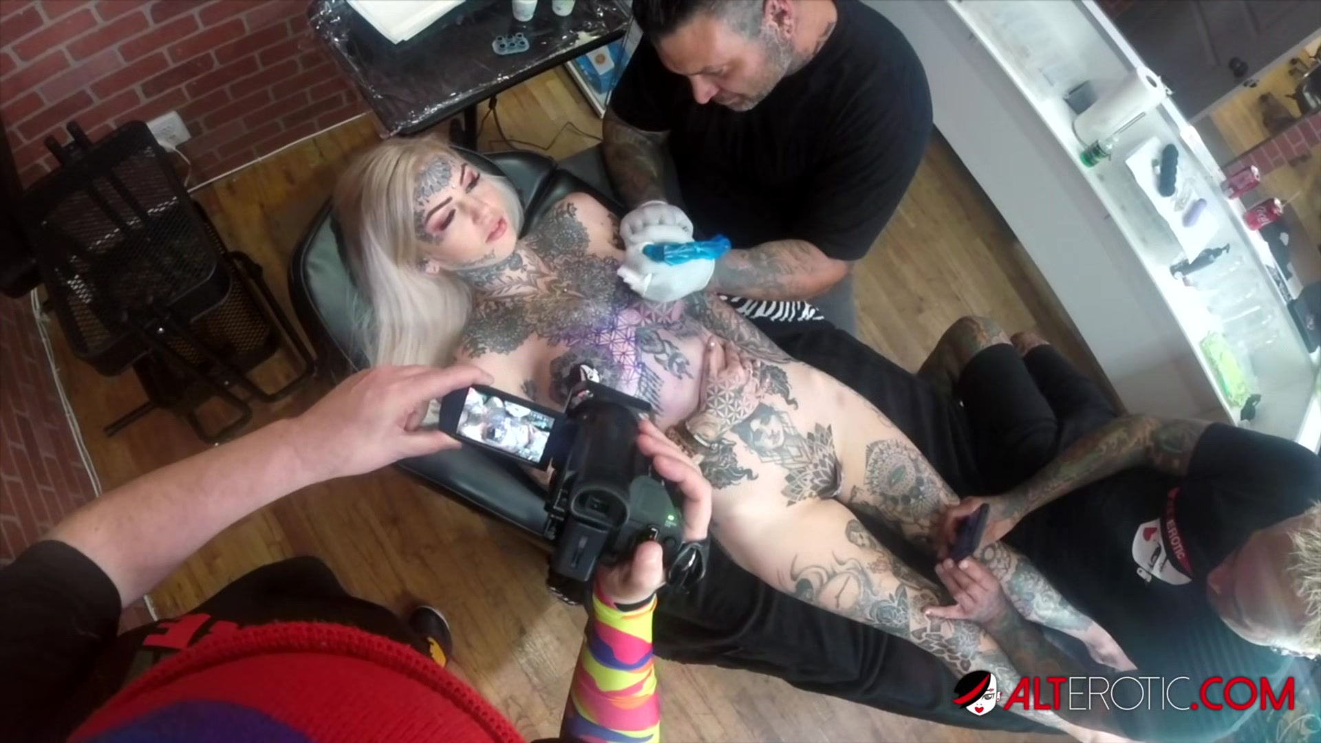 Amber Luke Lets Sascha Play with Her Pussy While Having a Chest Tattoo - AltErotic