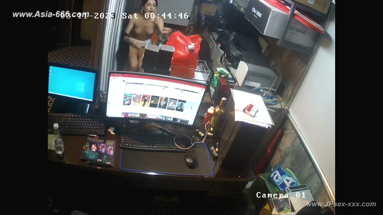 Hackers use the camera to remote monitoring of a lover's home life.600
