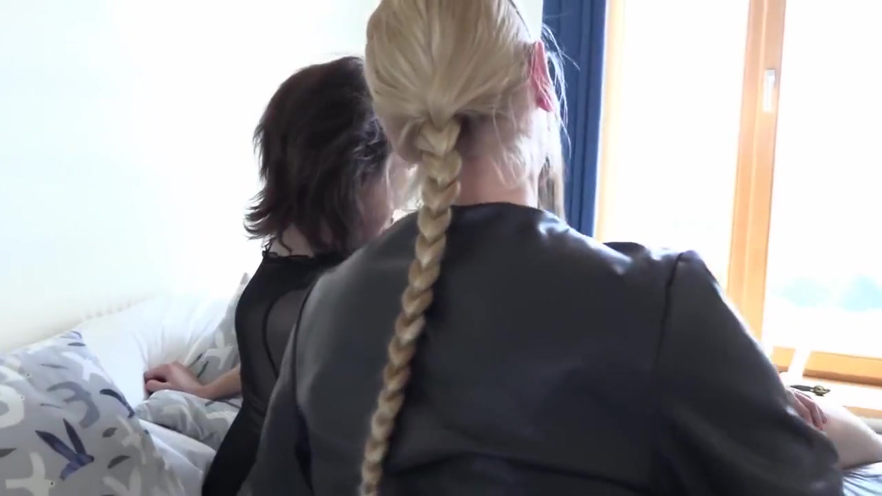 Lesbian Fingering In Kolezanki Bawia Sie W Doktora