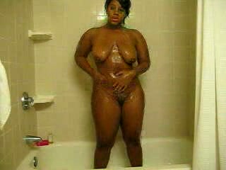 Curvy body wash station