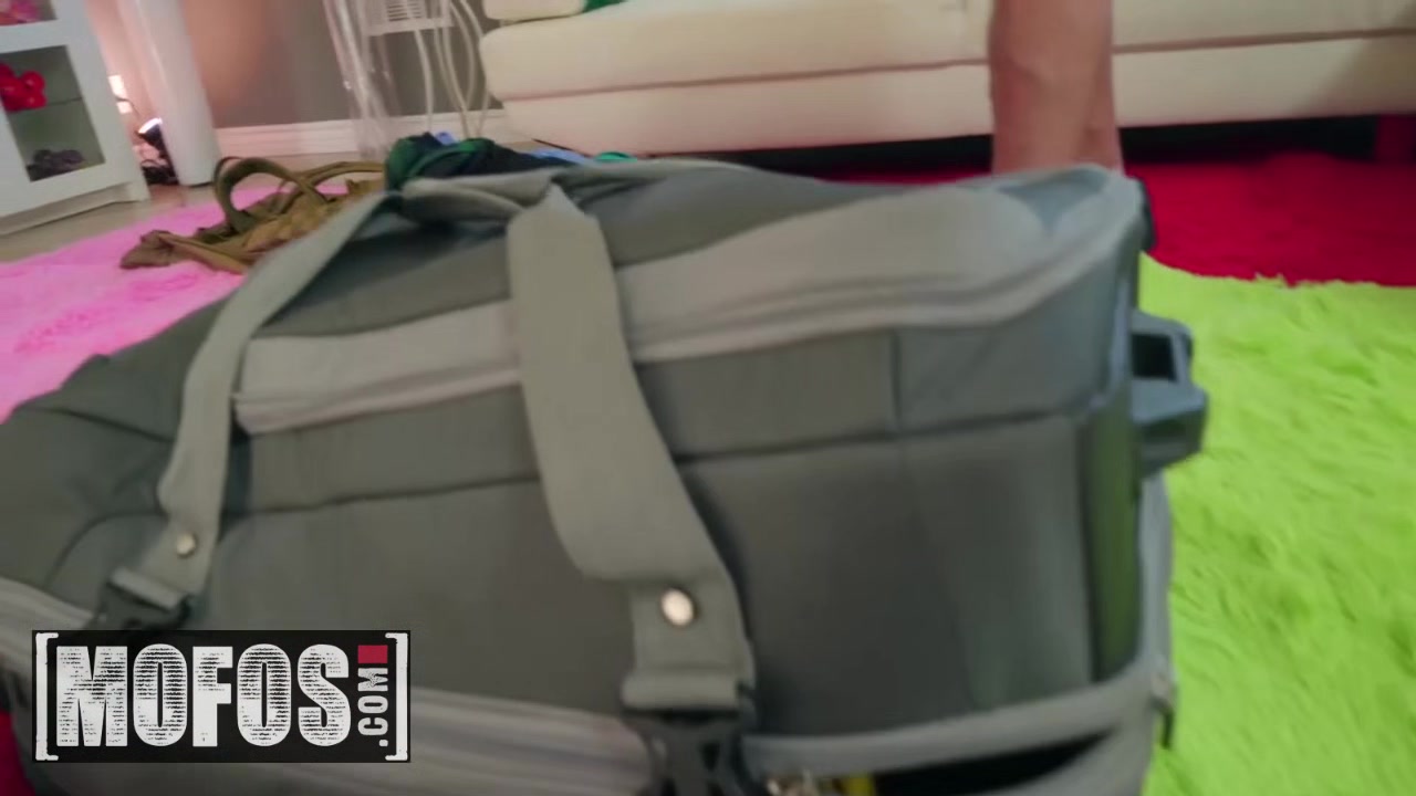 MOFOS - Dont Break Me - Stevie Grey - Packing Light