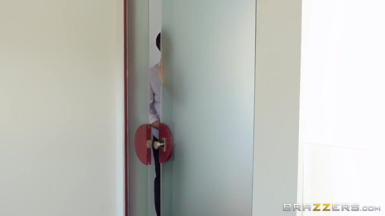 Beautiful Sex Cougar Gets Gangbanged By Very Thick Cocks With Keiran Lee, Tommy Gunn And Chanel Preston