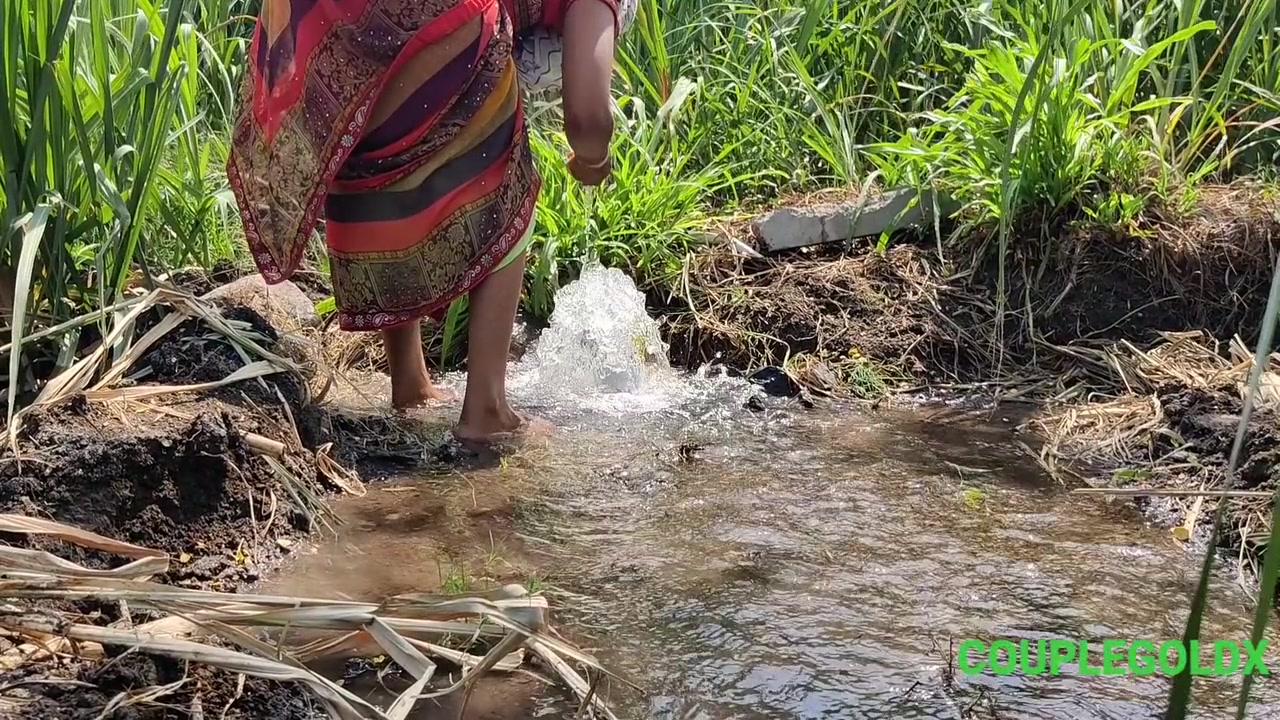 Komal Khuleaam Ganne Ke Khet Mein Apni Chut Dho Rahi Thi