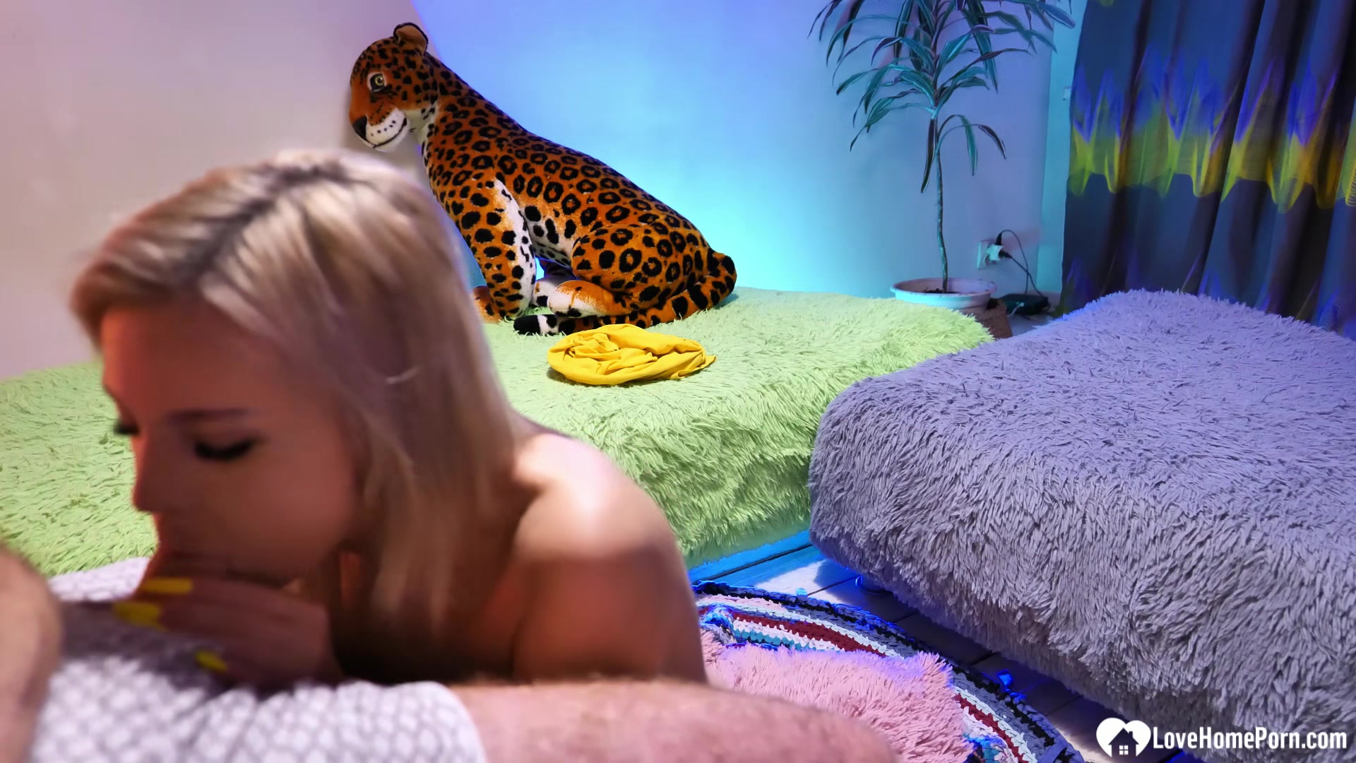 Gorgeous teen 18+ sucks on grandpa