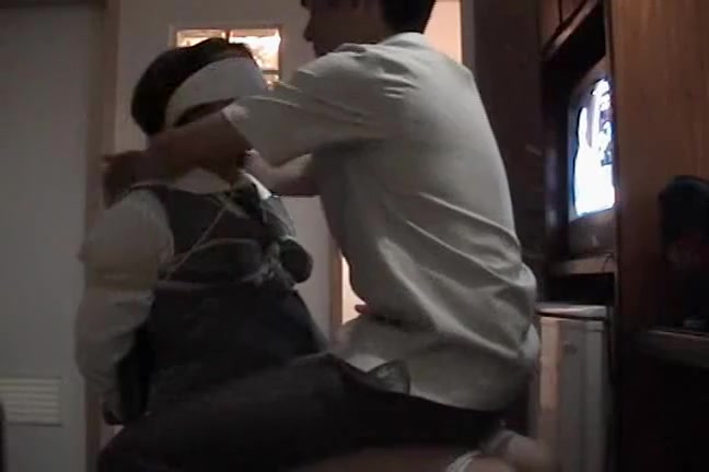 Her blindfold face made me too raunchy on amateur cam