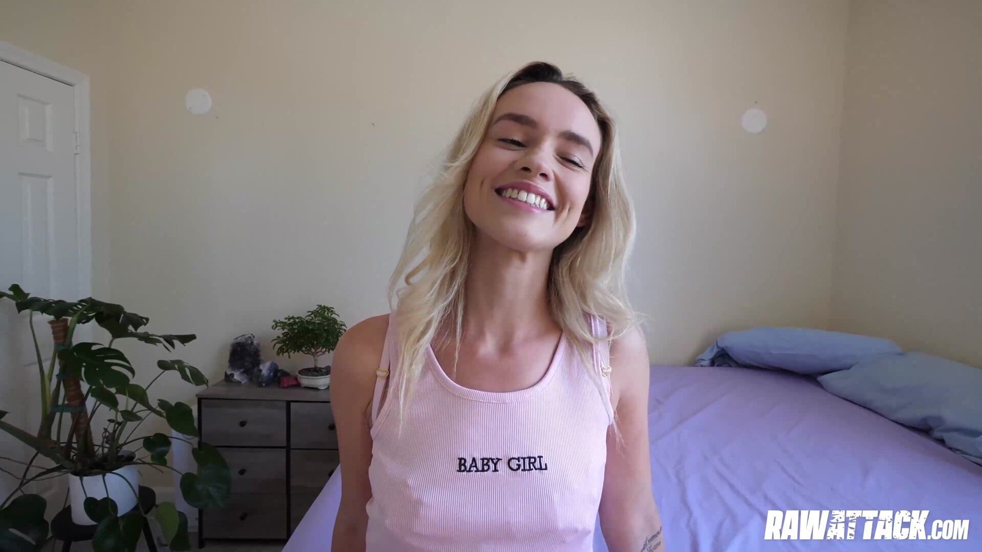 Hot Babe Khloe Kingsley Wants Her Pussy Stretched