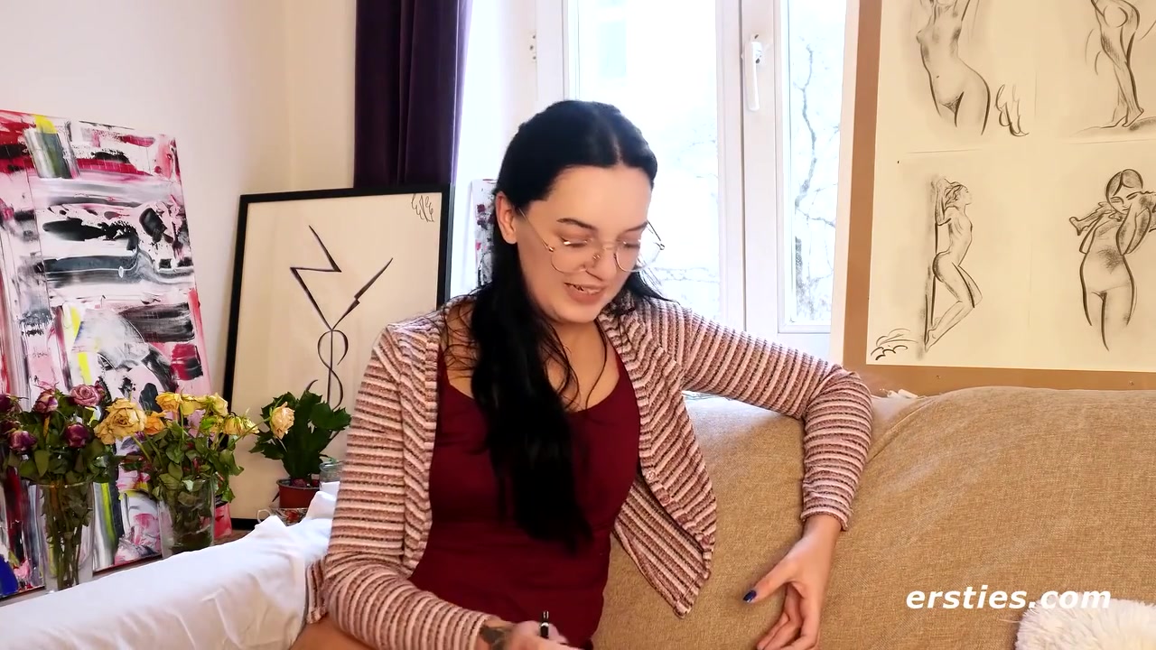 Artistic Babe Plays With A Dildo To Orgasm