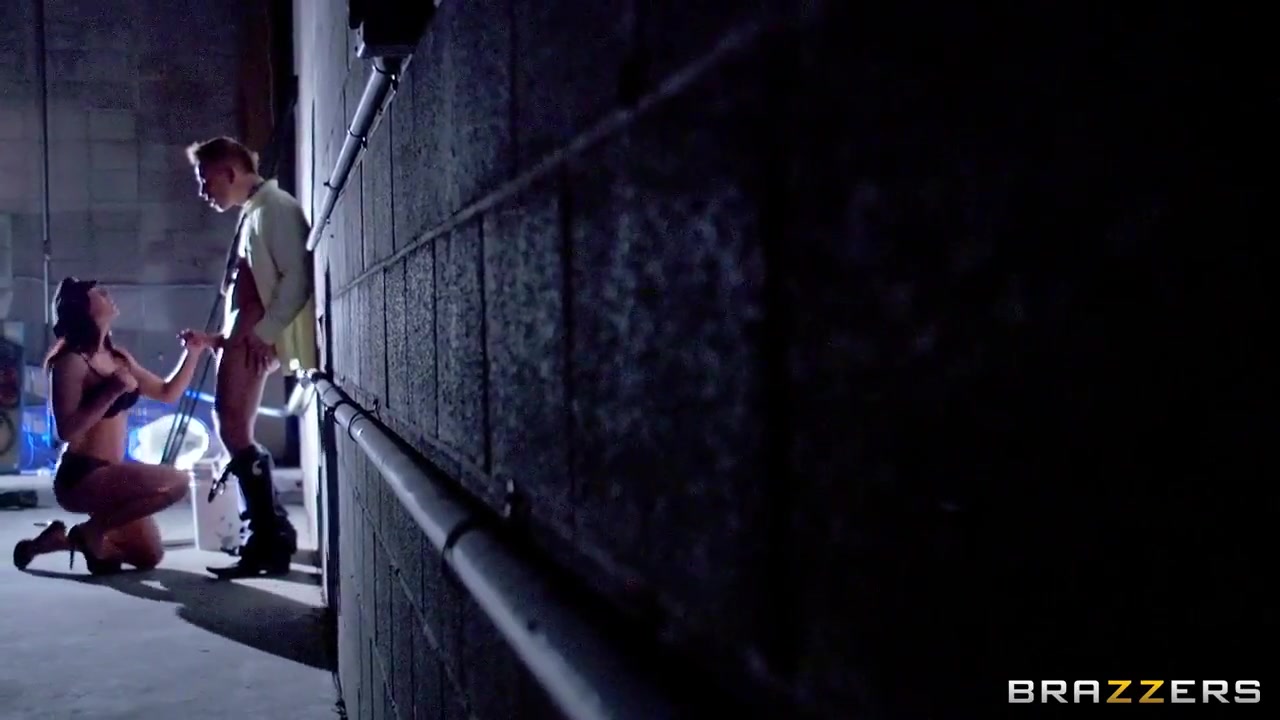 Hot police girl Melissa Lauren scolding a detective with a blowjob