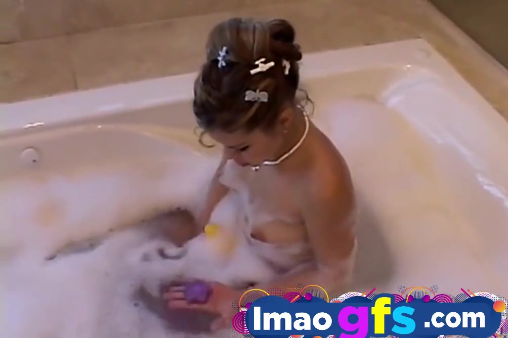 Bathtub Rubbing Her Pussy And Tits