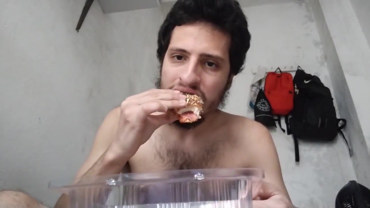 Mukbang Gainer Stuffing With A Hamburguer / Growing Bear