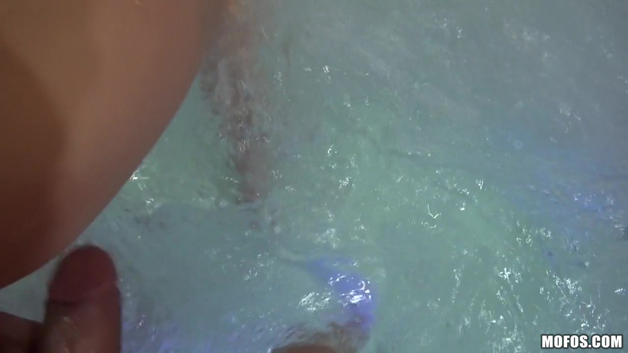 Electra Girl - Banging Her Coozy in the Jacuzzi