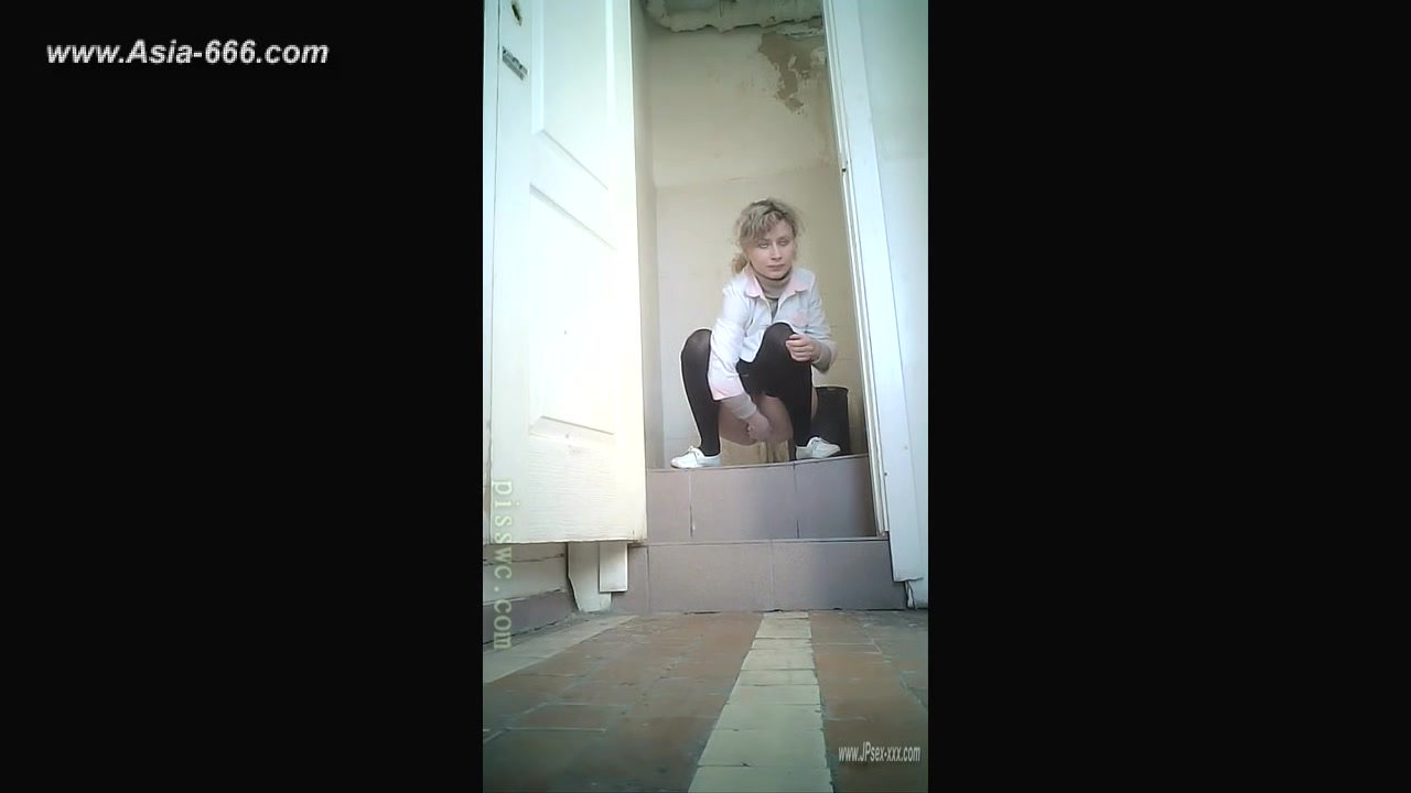 peeping blondes go to toilet.60
