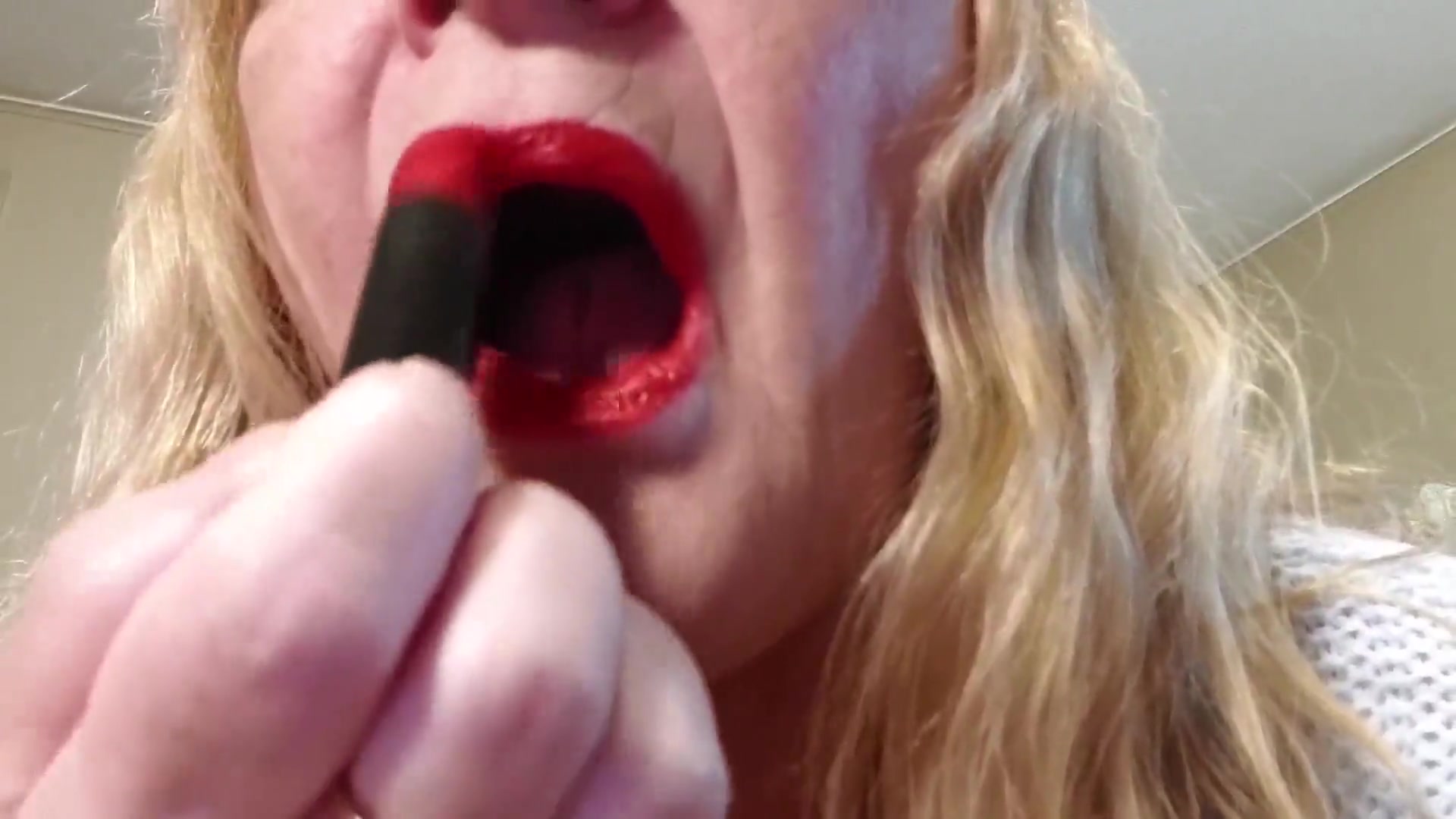 Shiny Red Lipstick - TacAmateurs