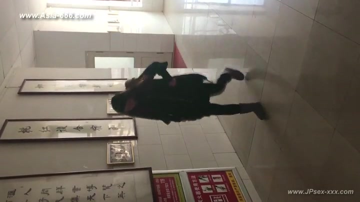 chinese girls go to toilet.75