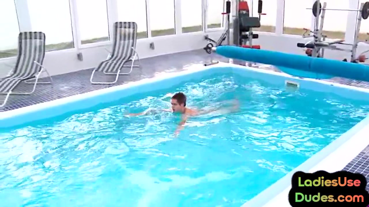 Pegging 21yo CFNM chicks fuck guy in swimming pool 3some