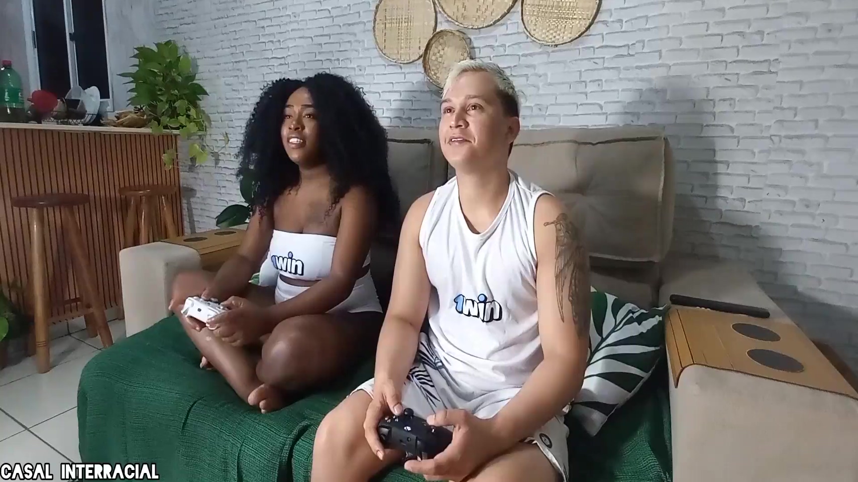 Richards Oliver And Bruna Black - Minha Vizinha Me Interrompe No Meio De Um Jogo Querendo Fuder, Tirou Preservativo E Sentou No Pelo! ( Com Erros De Gravacao No Final) 11 Min