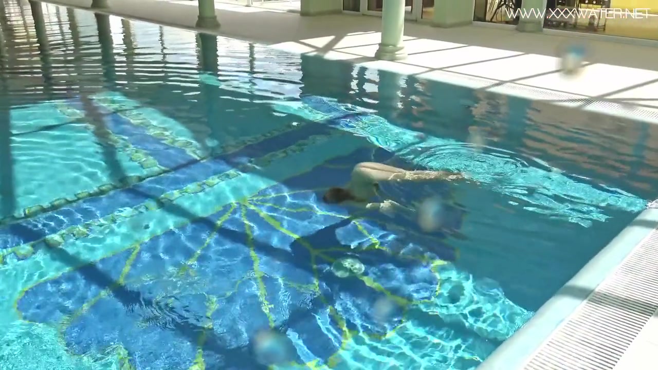 Hot Us Blondie Swims Naked In The Pool - Lindsay Cruz