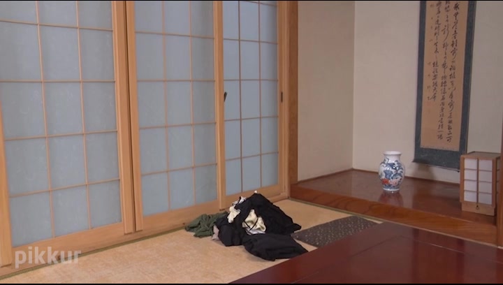 Emiri Momota Seducing By Flashing Pussy: Emiri Momota