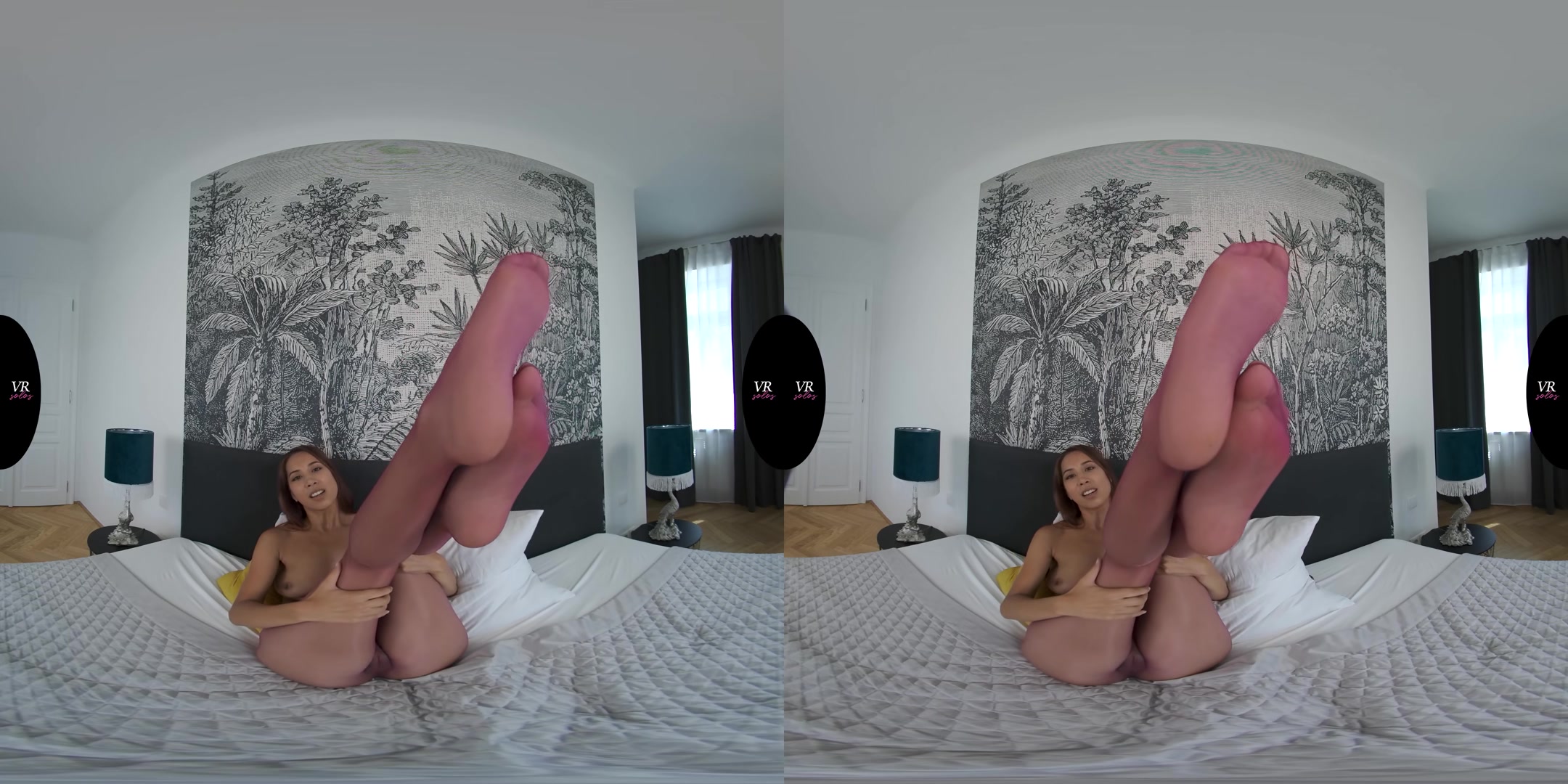 Paula Creams Her Pussy Right In Front Of You - VRsolos