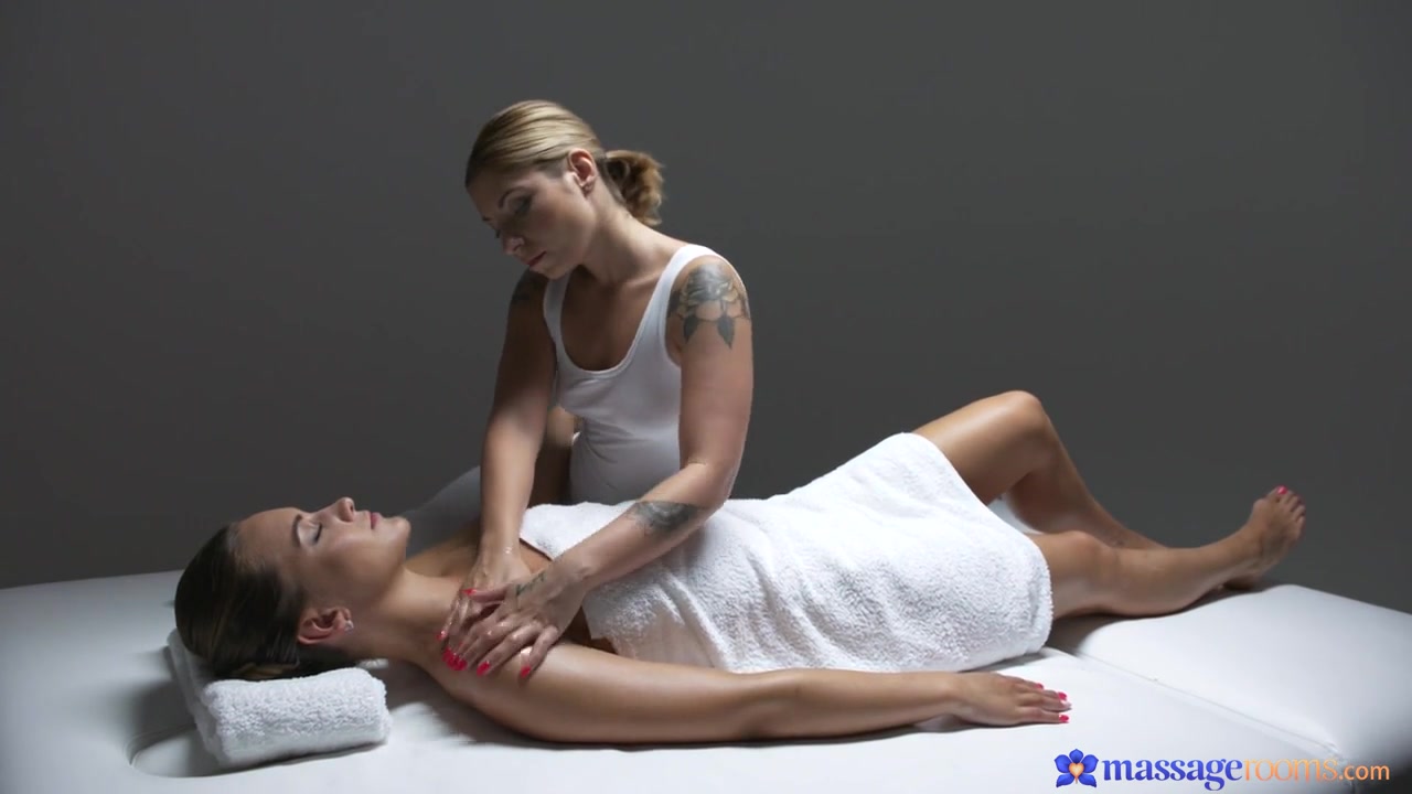Amy Red Naomi Bennet in Intimate Massage for Hot Lesbians - MassageRooms