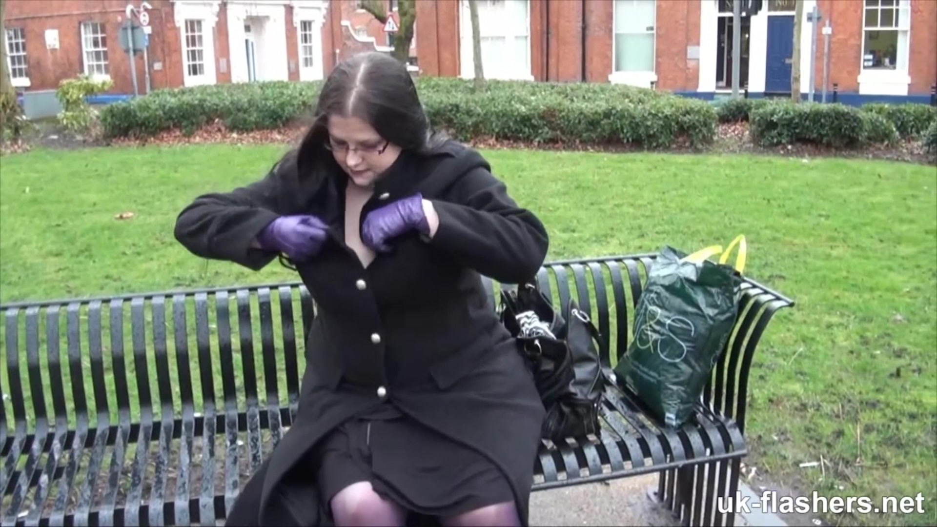 British Lassie Flashing her Fat Pussy for UK-Flashers