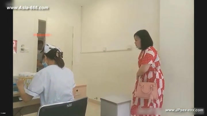 peeping chinese woman to go to the hospital for an injection.5