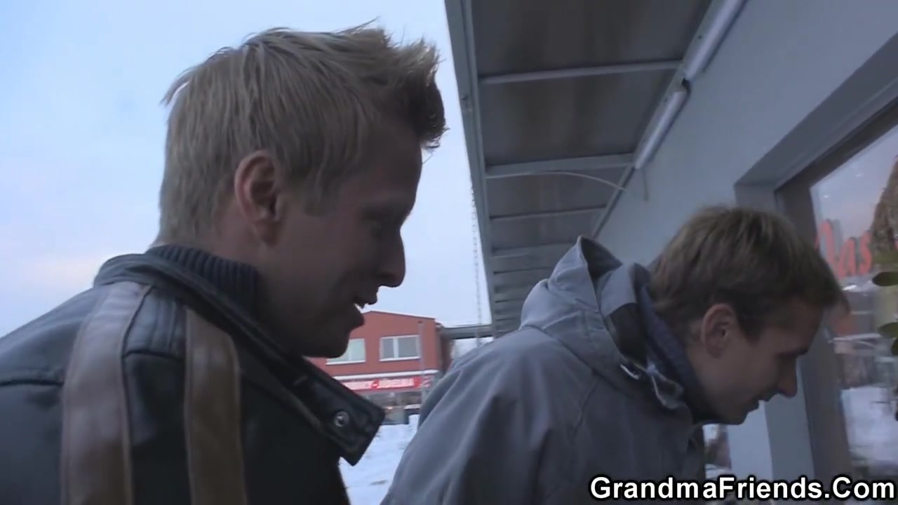 Picked Up Step mommy Gets Banged From Both Sides