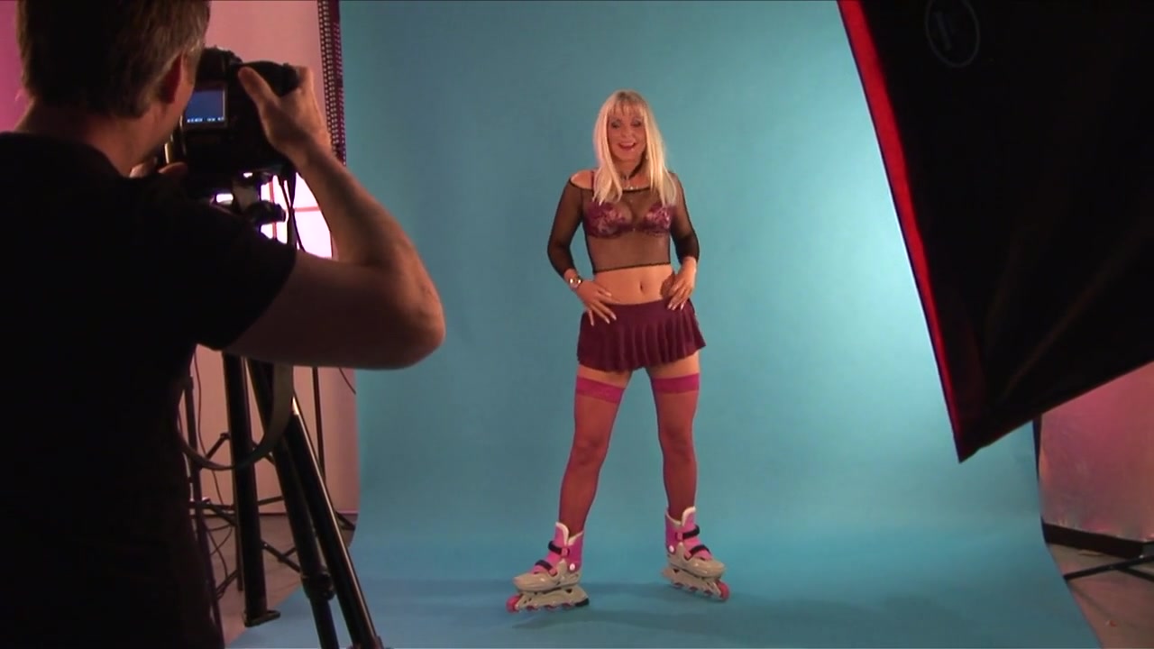 Photographer analizes slut skating model by Fishnet Seduction