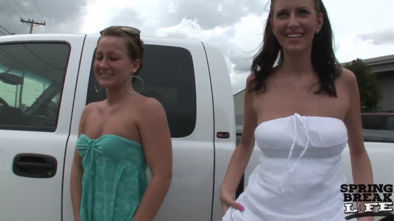 2 Girls Flashing in Public Booty to Boobs in Tampa - SpringbreakLife