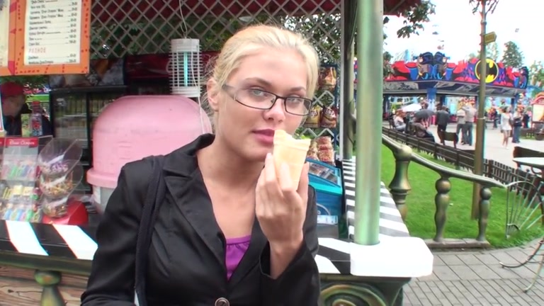 Public blow job & outdoor slit fingering