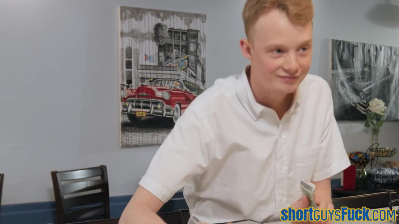 Short fellow penetrates MILF in asshole in missionary