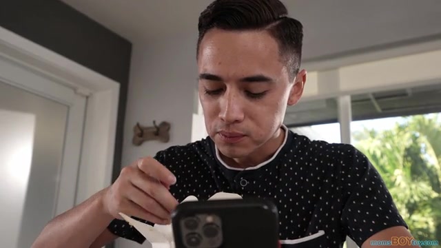 No Batteries Necessary - S2:E3 - Momlover