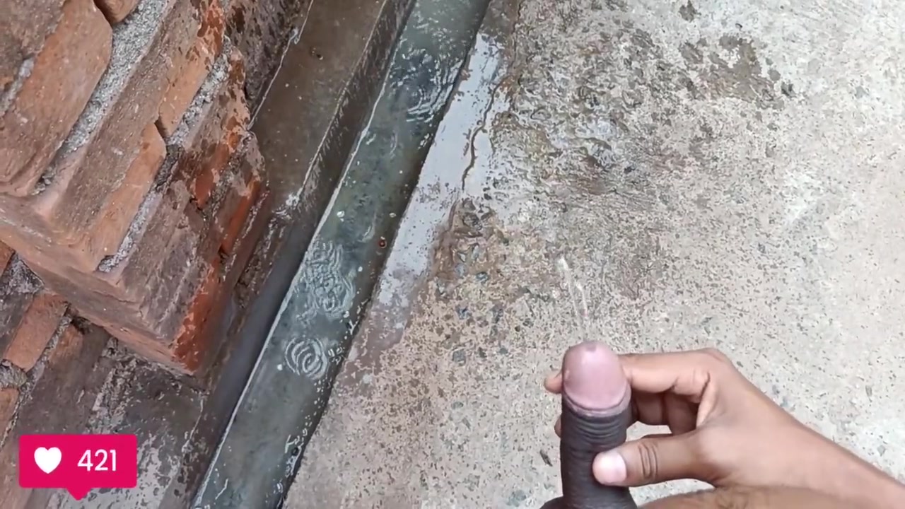 Gao Ka Ladka Nanga Hokar Sabke Samne Mut Diya